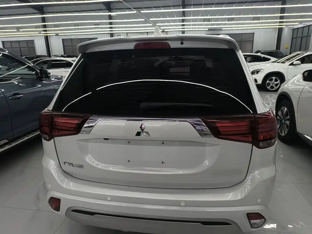 Mitsubishi Outlander — миниатюра 6