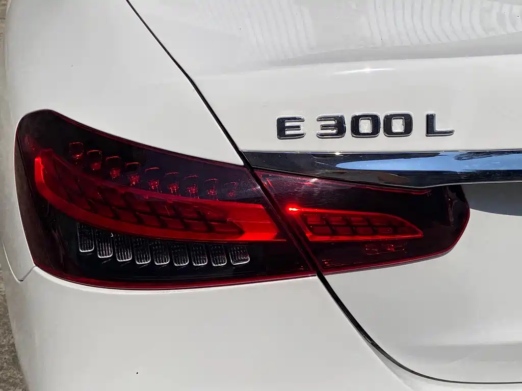 Mercedes-Benz E-Class — миниатюра 8