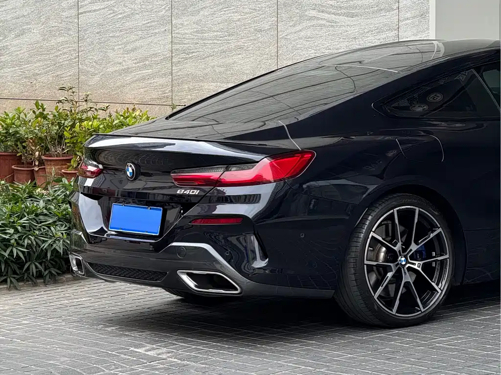 BMW 8 SERIES