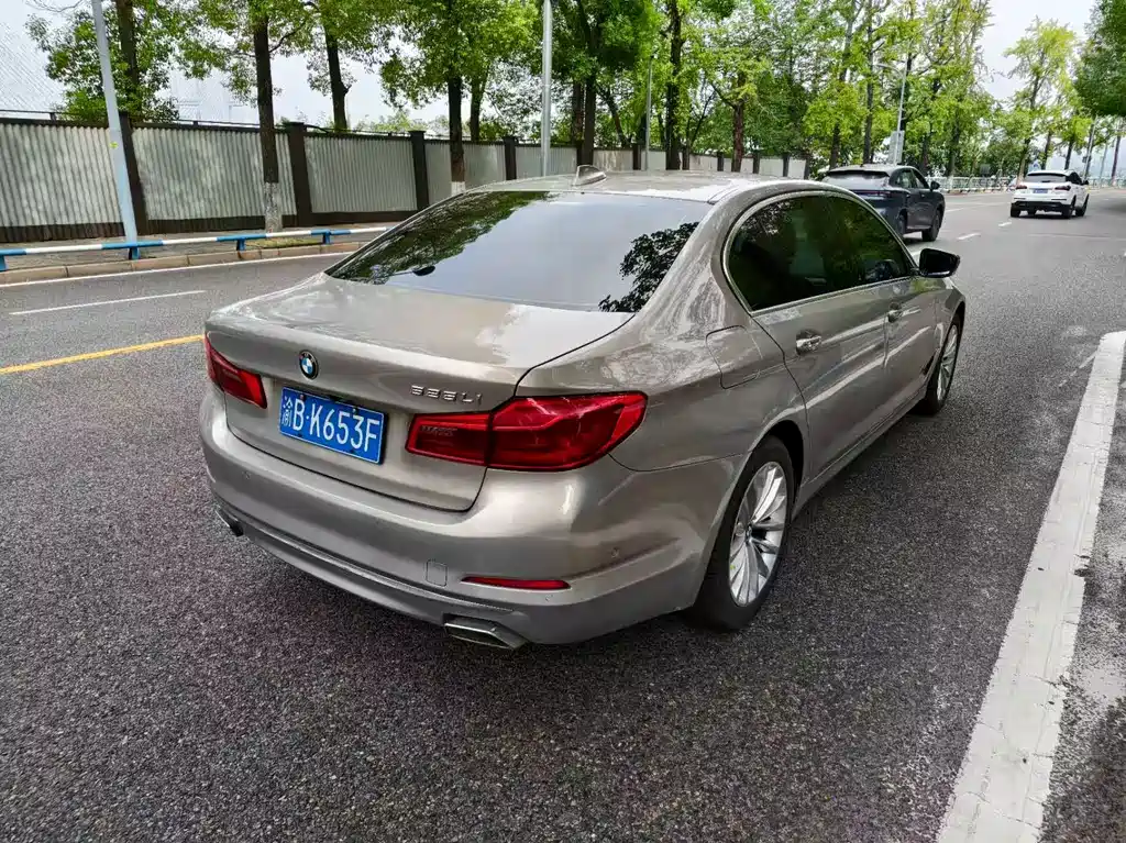 BMW 5 Series — миниатюра 9