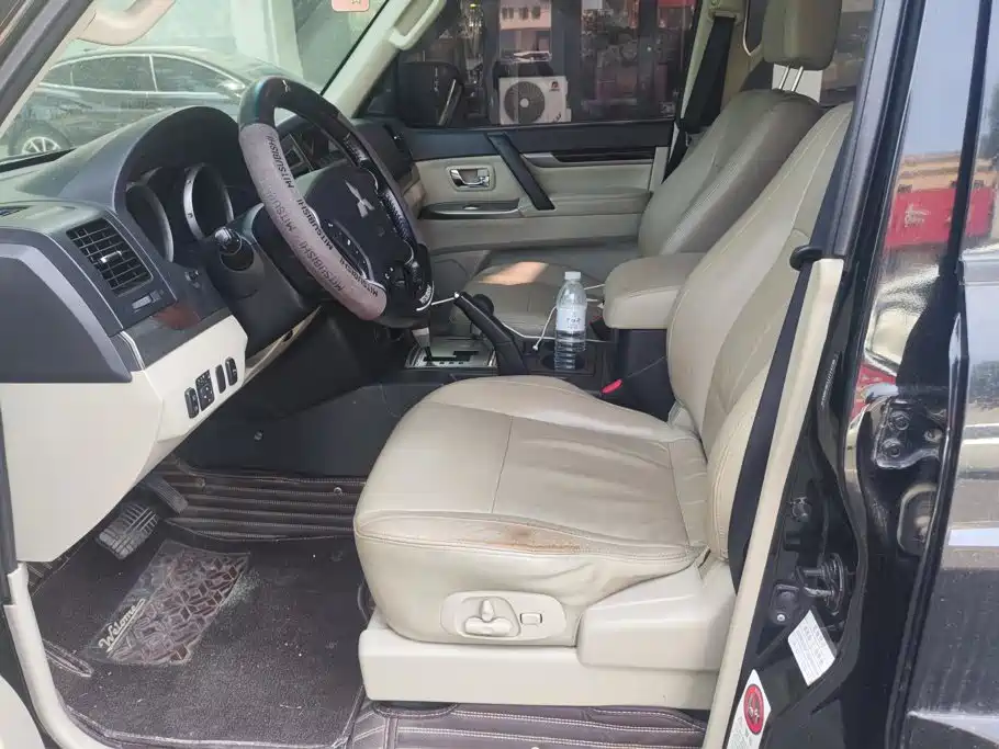 Mitsubishi Pajero (Import) — миниатюра 9