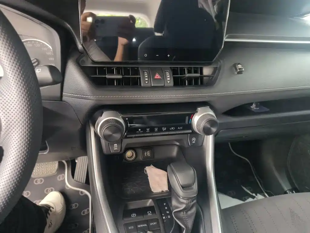 Toyota RAV4 — миниатюра 9
