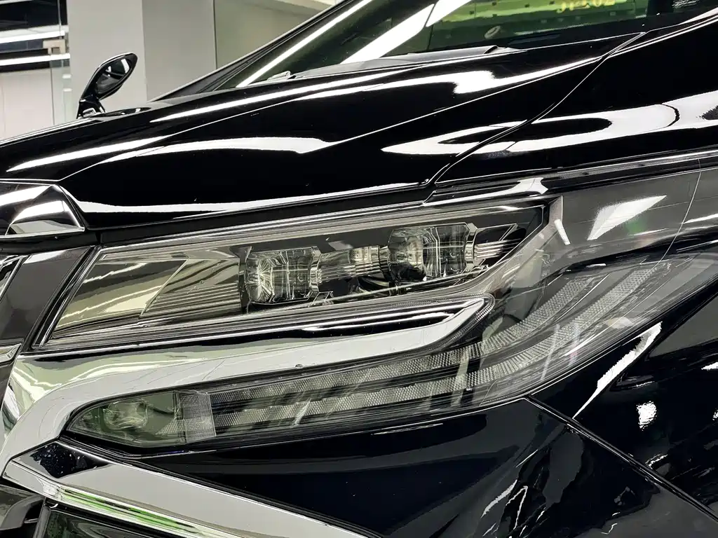 Toyota Alphard — миниатюра 8
