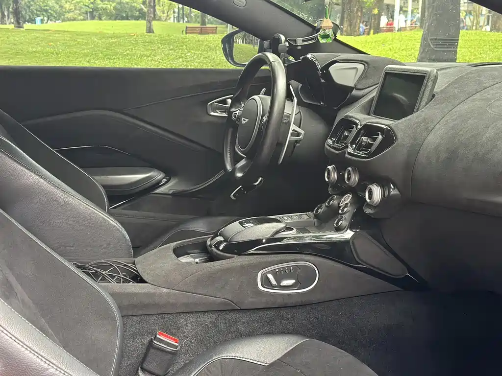 Aston Martin V8 Vantage 2018 4.0T V8 Coupe