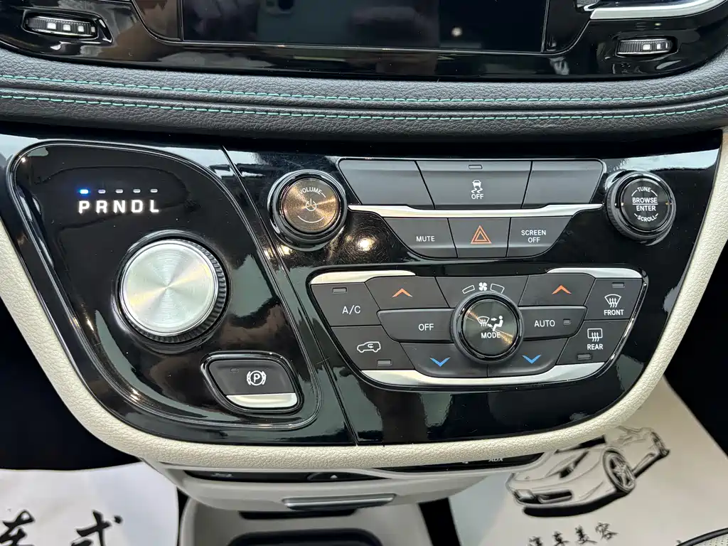 Chrysler Grand Voyager PHEV (Import) — миниатюра 7