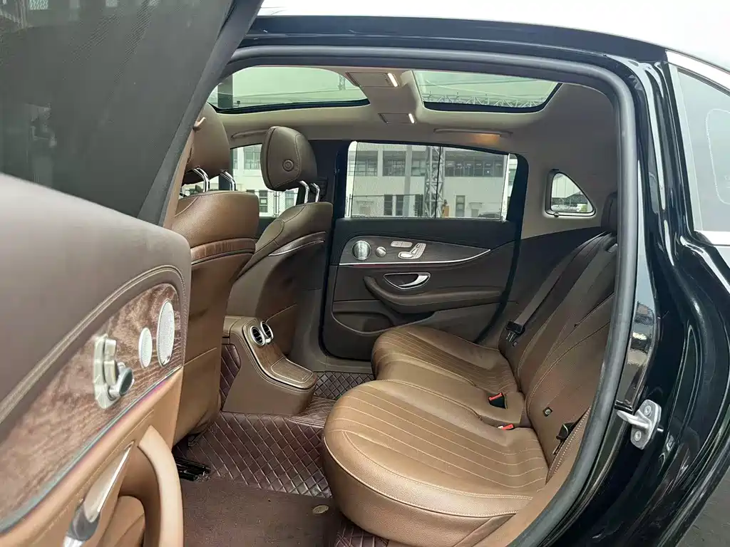 Mercedes-Benz E-Class — миниатюра 10