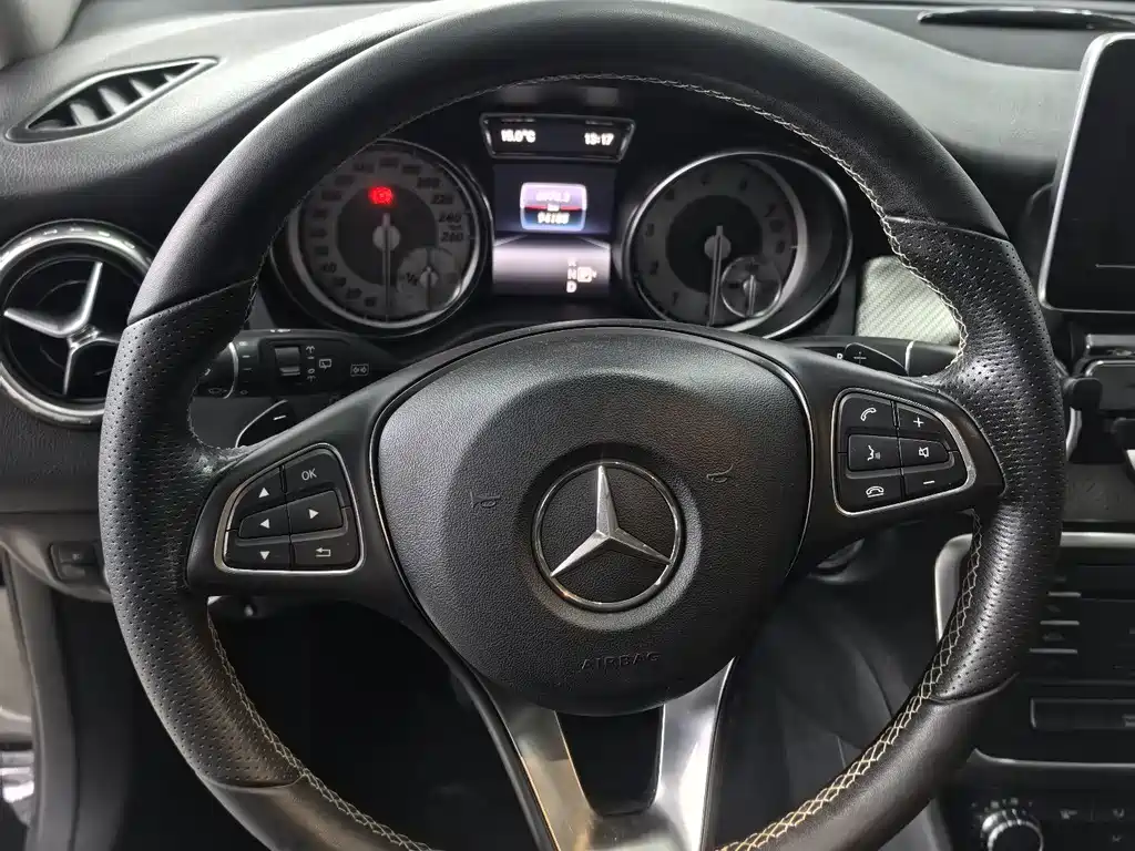 MERCEDES-BENZ GLA