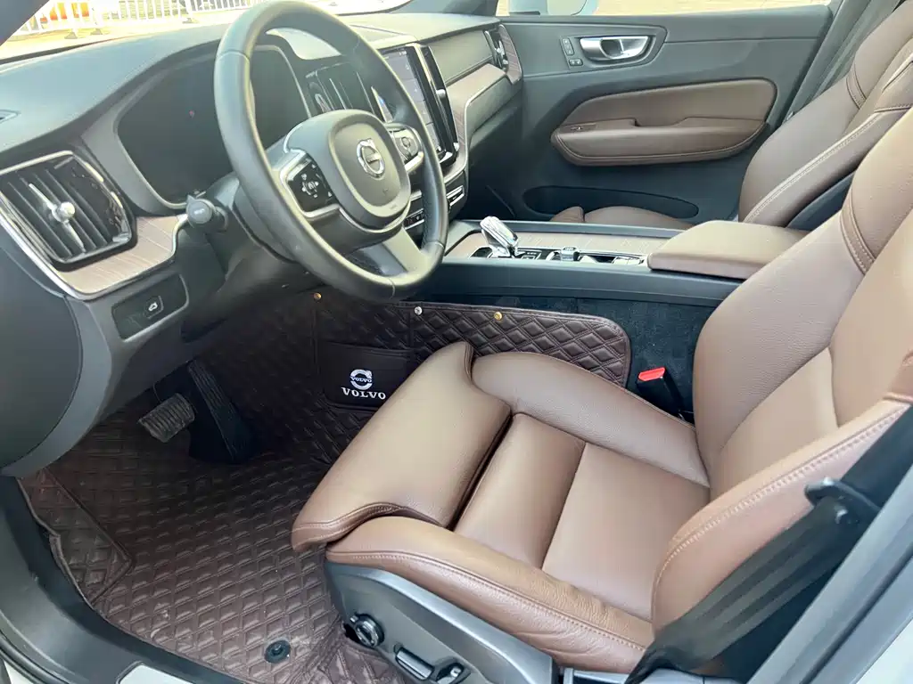 Volvo XC60 2023 B5 Luxury
