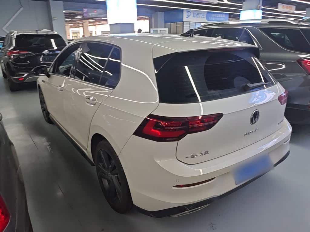Volkswagen Golf 1.4 л 2025 г. Белый, пробег 21900 км