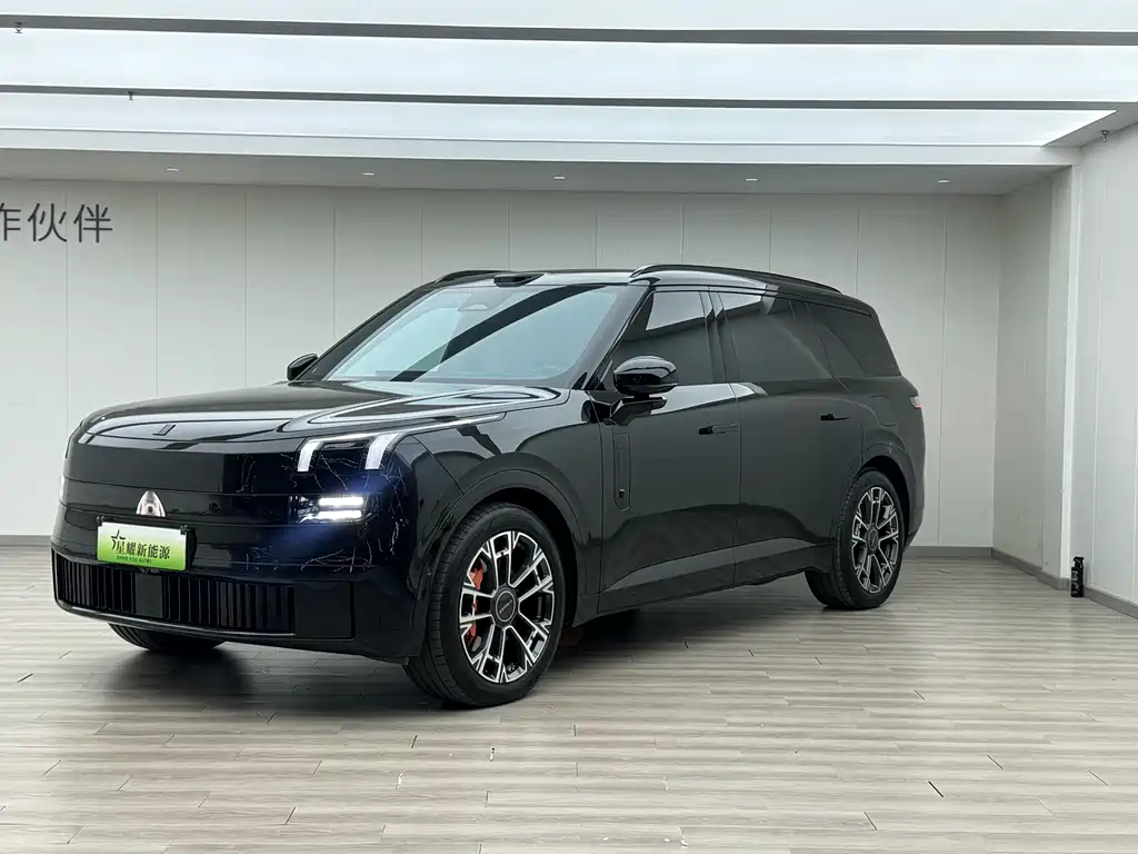 LYNK & CO 900
