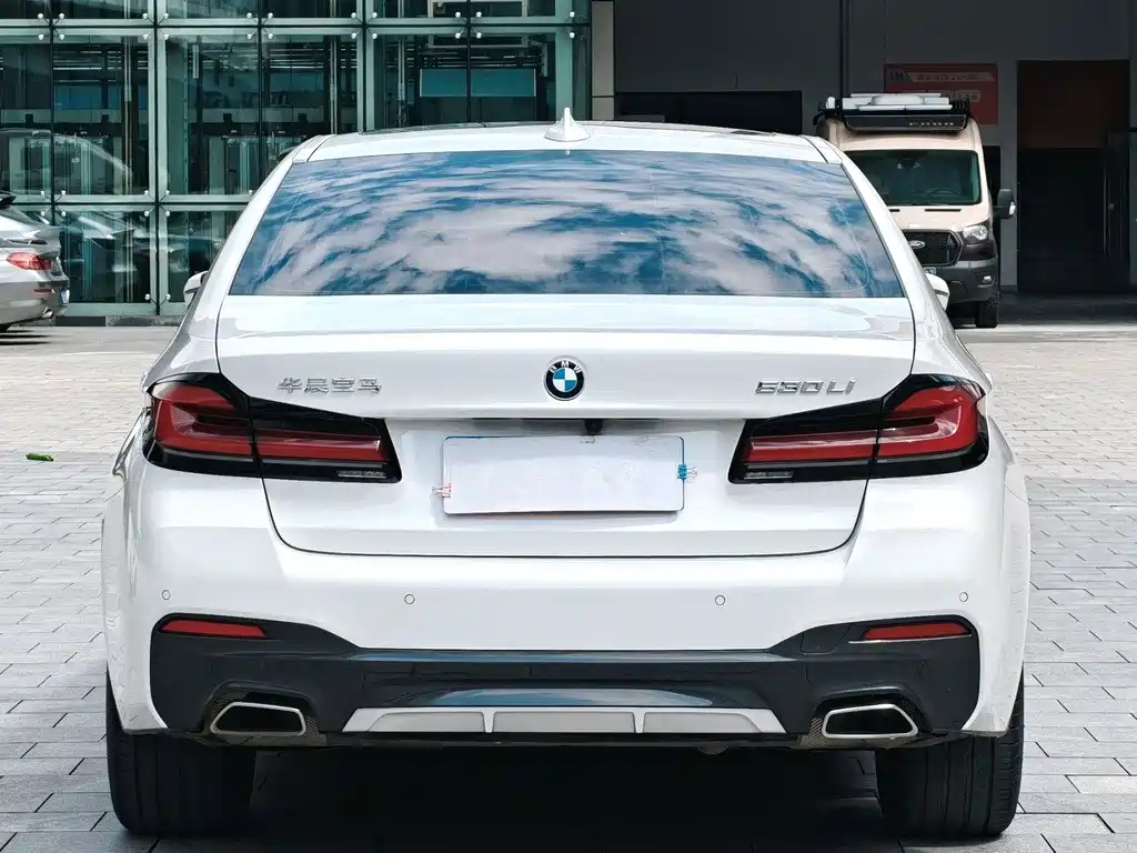 BMW 5 Series — миниатюра 9