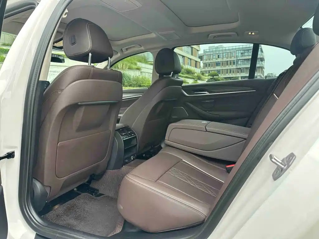 BMW 5 Series — миниатюра 18