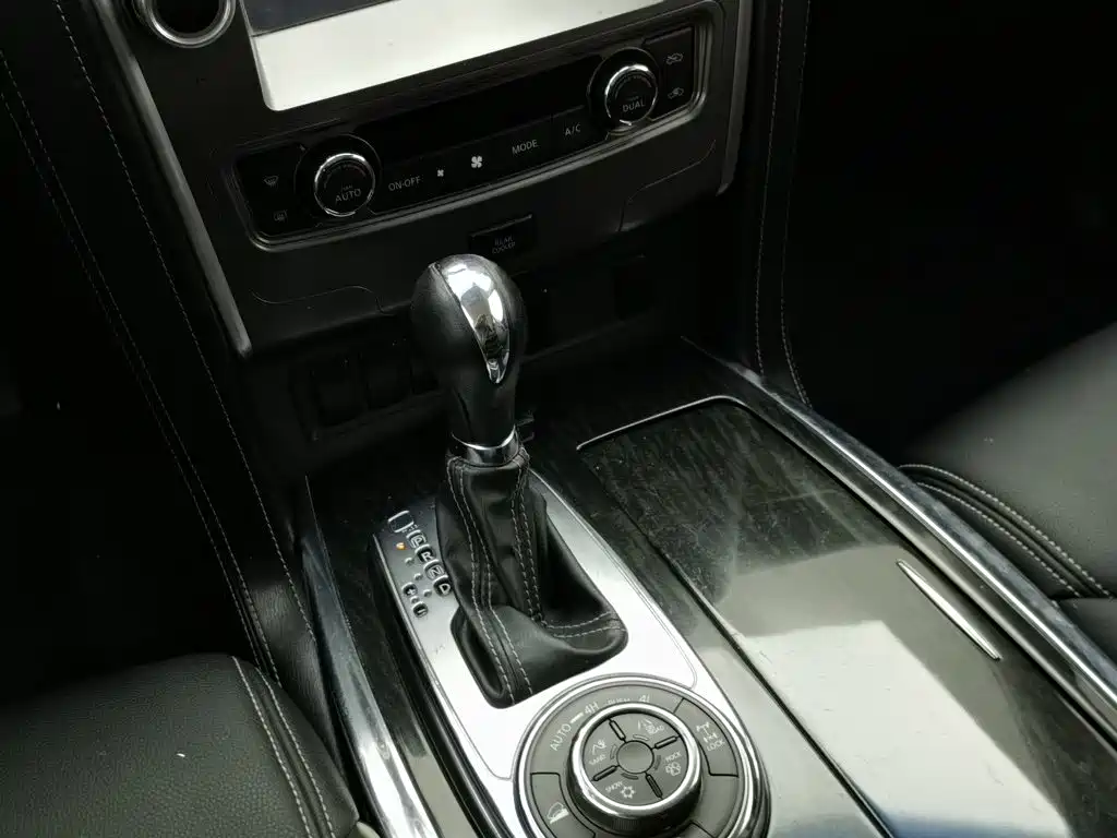 Nissan Patrol — миниатюра 13