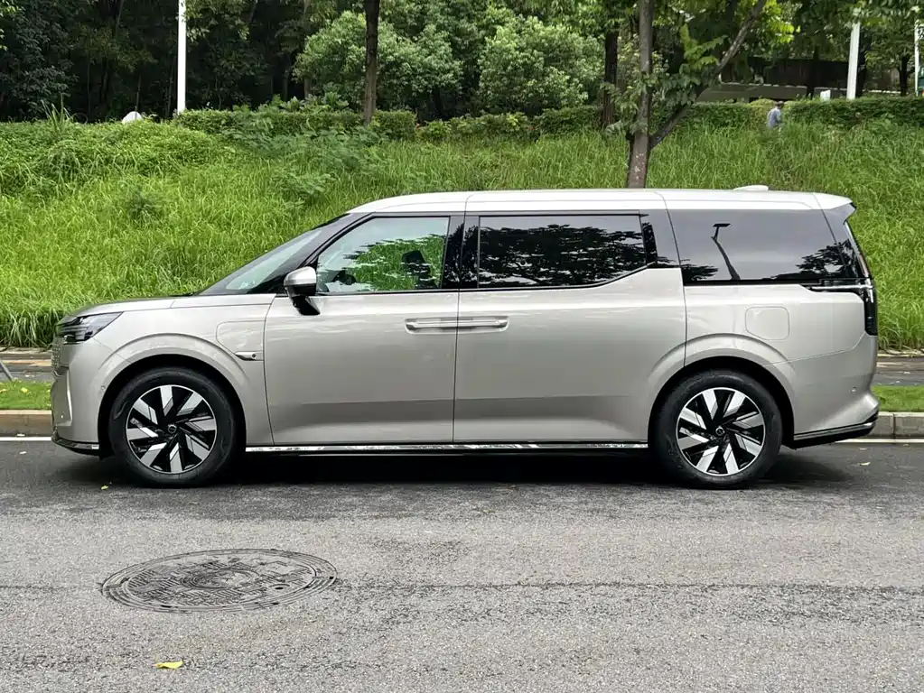 Volvo EM90 — миниатюра 3