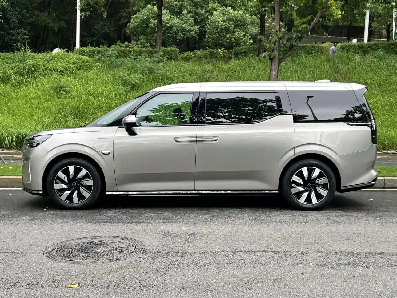 Volvo EM90