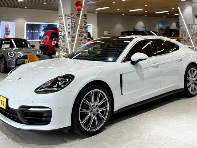 PORSCHE PANAMERA