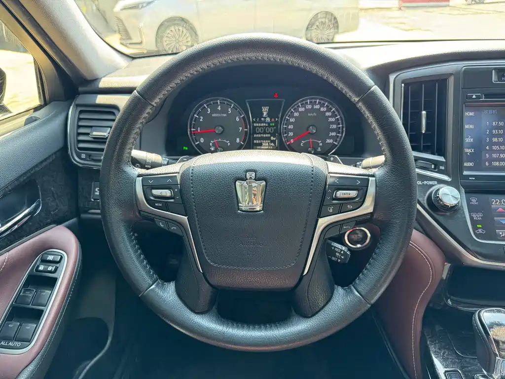 Toyota Crown — миниатюра 5