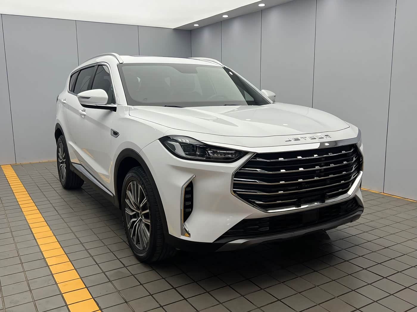 Jetour Jetour X70 PLUS 1.5 л 2023 г. Белый, пробег 29000 км