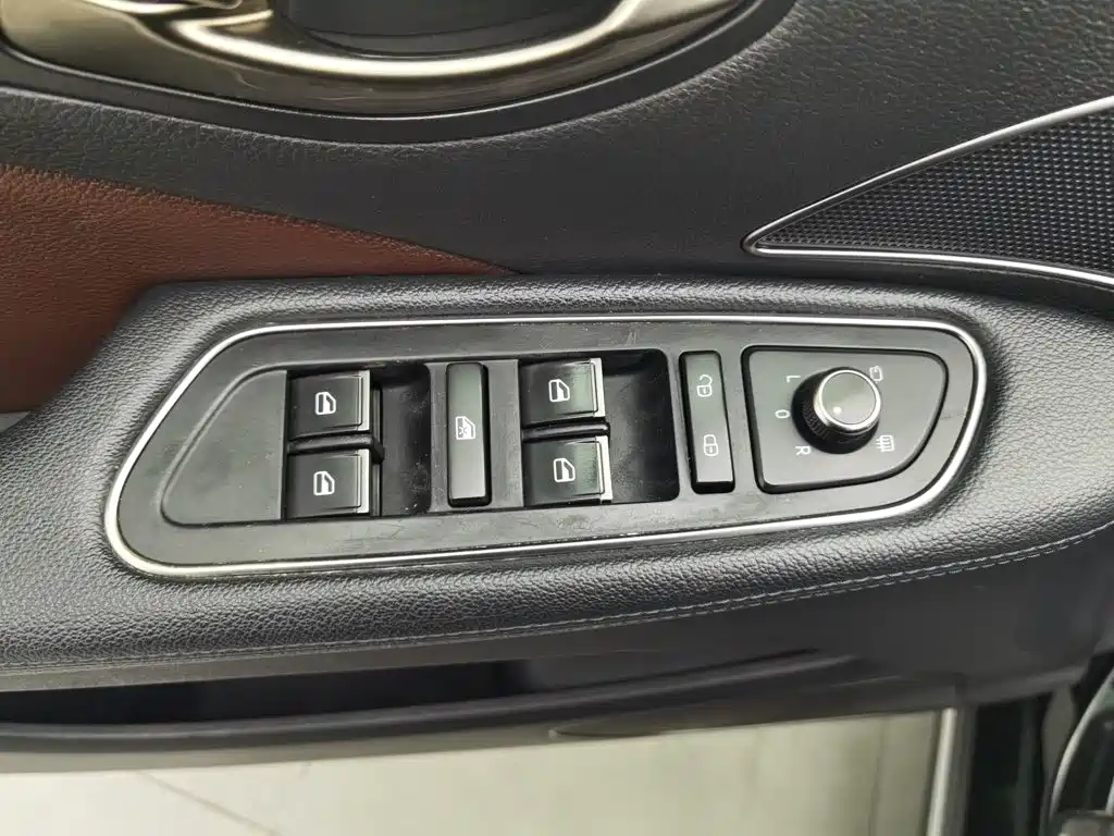 Hongqi Hongqi H7 — миниатюра 9