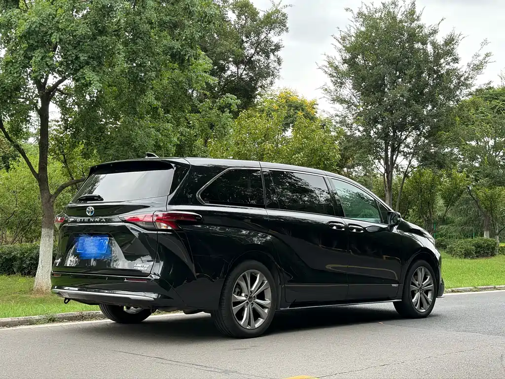 Toyota Sienna — миниатюра 3