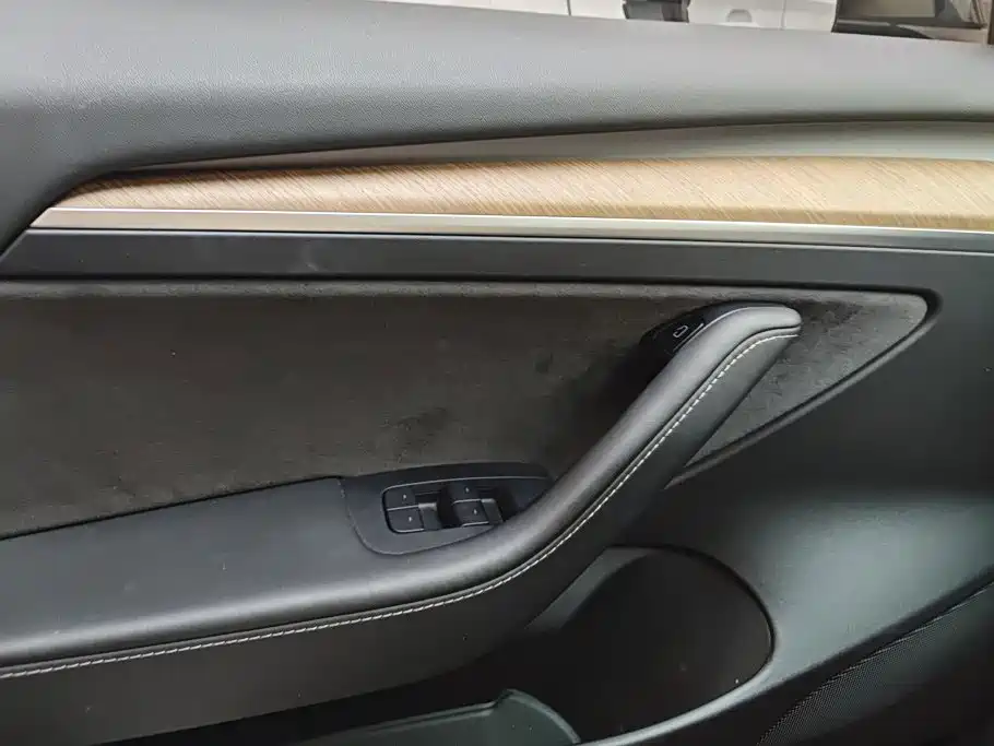 Tesla Model 3 — миниатюра 7
