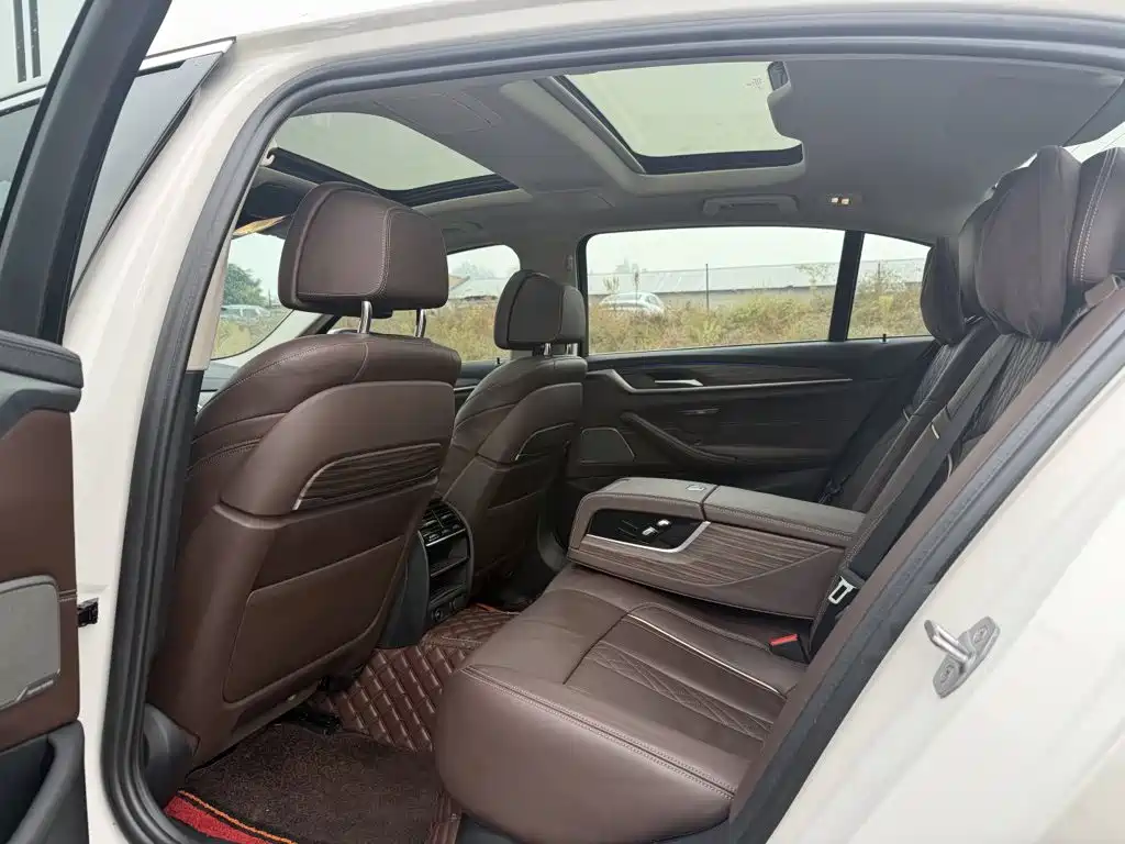 BMW 5 Series New Energy — миниатюра 10