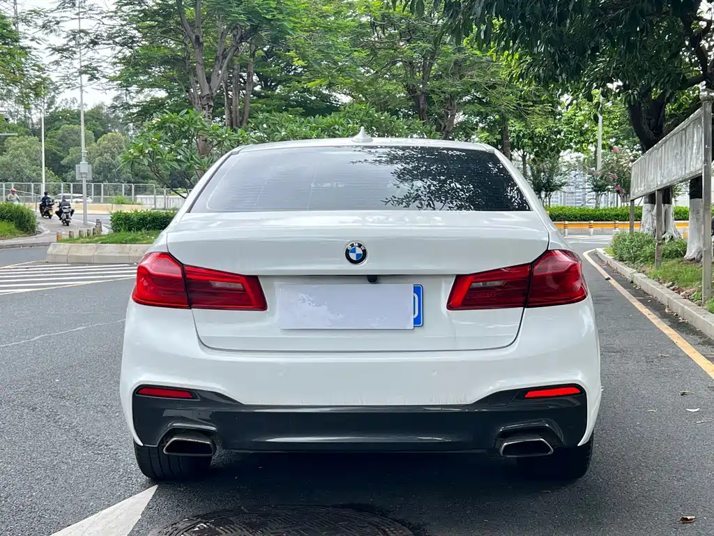 BMW 5 Series — миниатюра 8