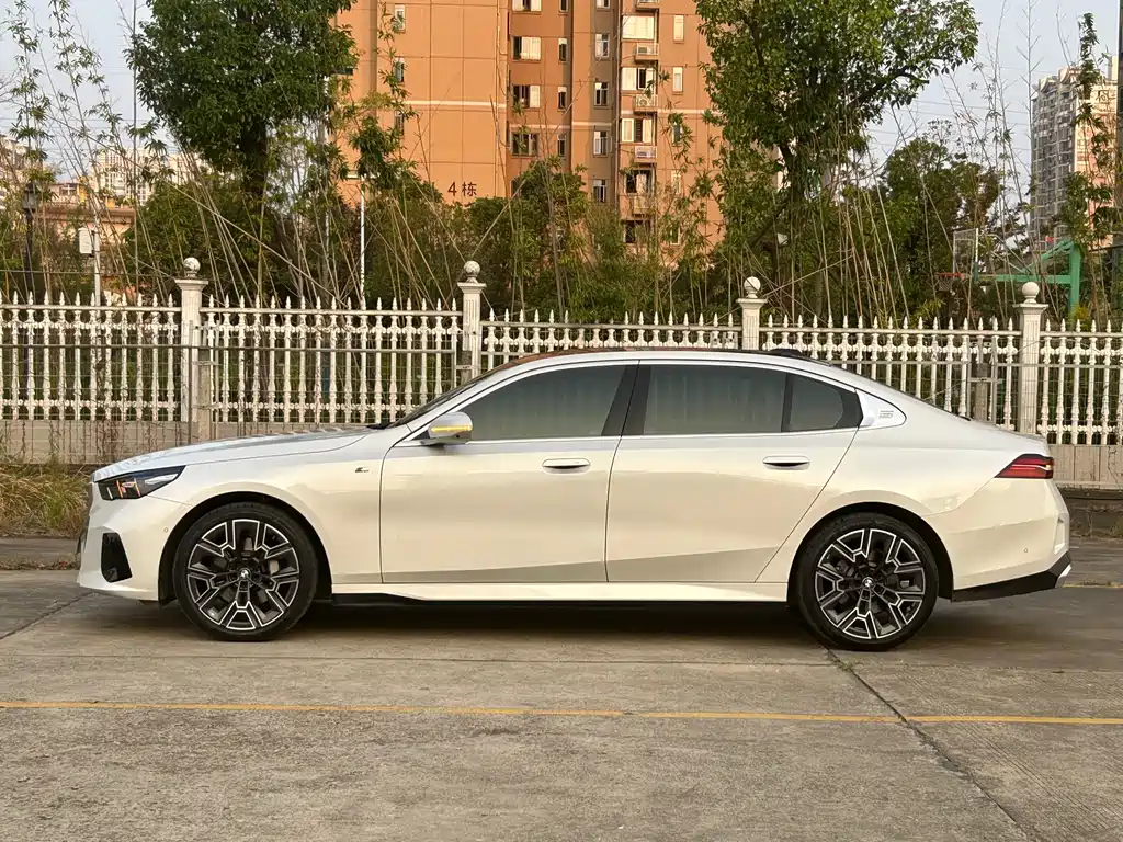 BMW 5 Series — миниатюра 4