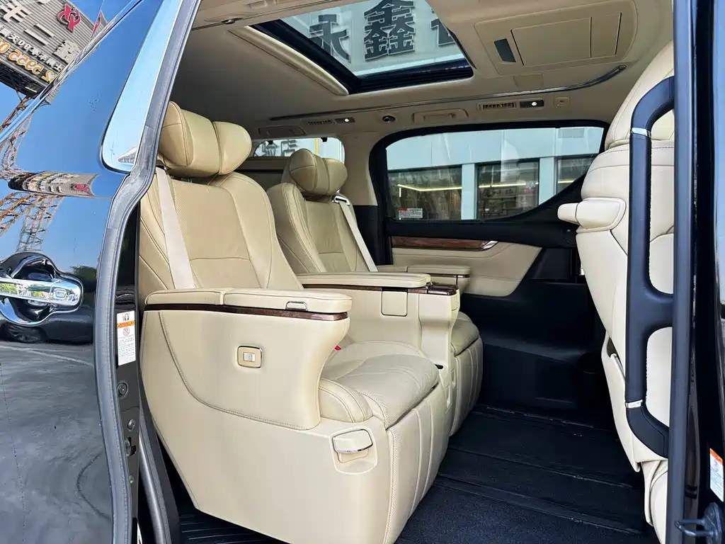 Toyota Alphard — миниатюра 13