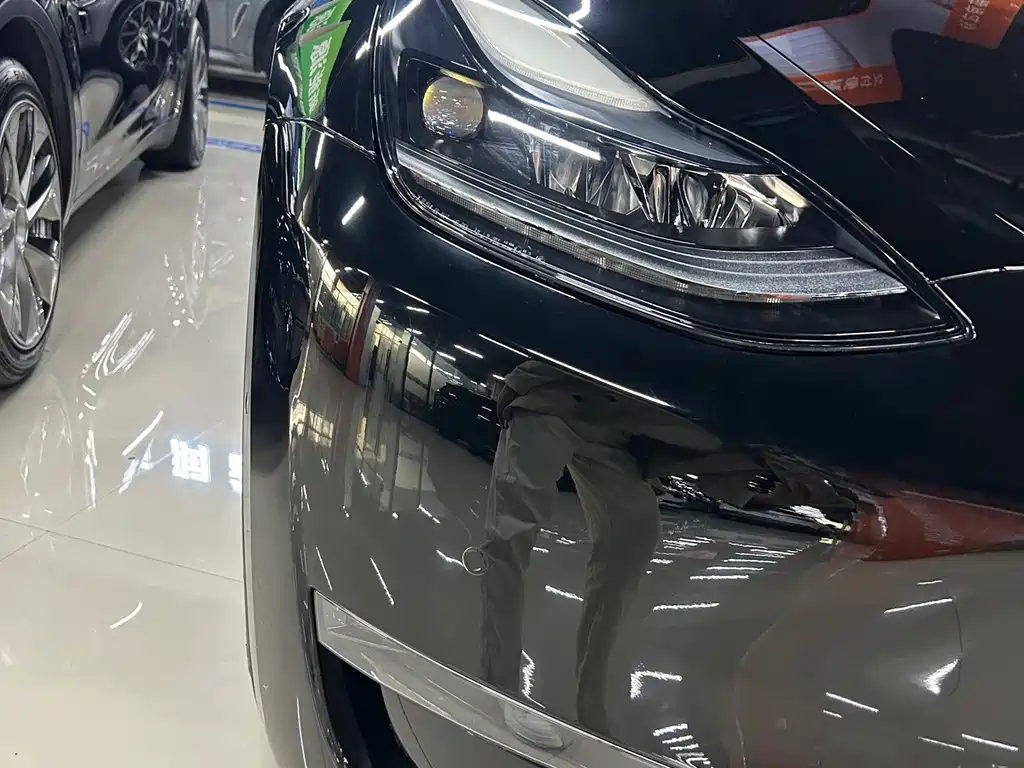 Tesla Model Y — миниатюра 10
