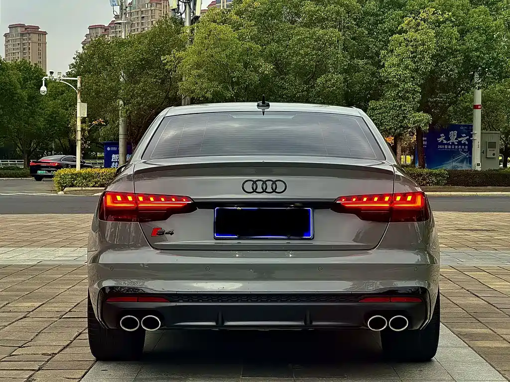 AUDI S4