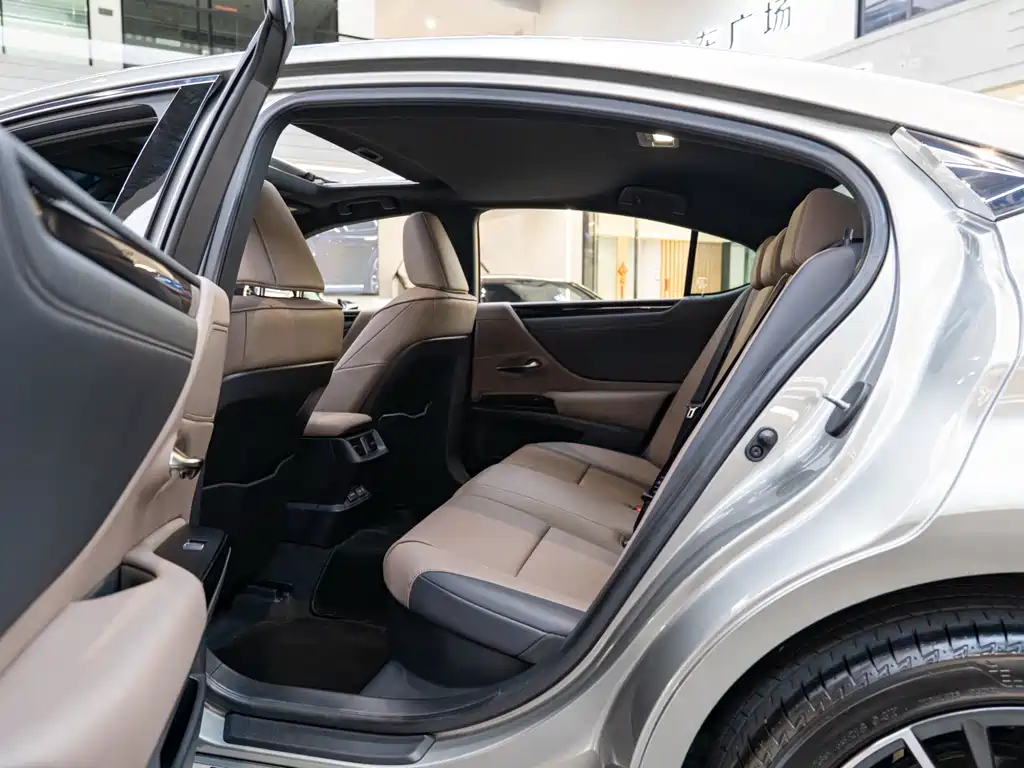 Lexus ES — миниатюра 10