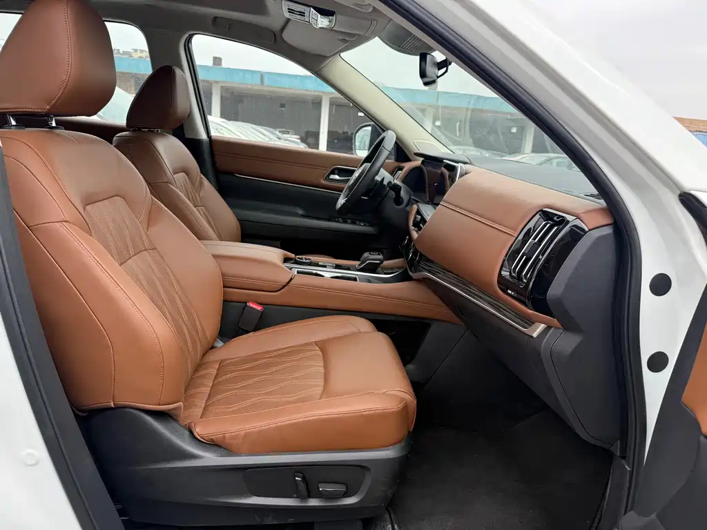 NISSAN EXPLORING THE LAND