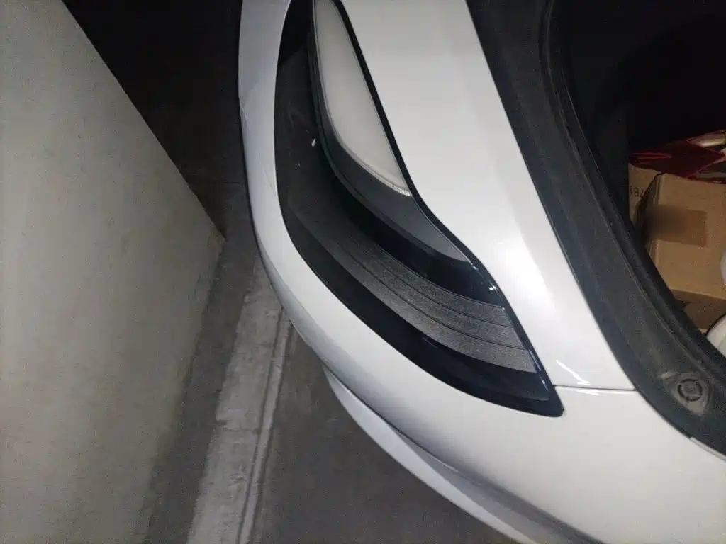 Tesla Model 3 — миниатюра 7