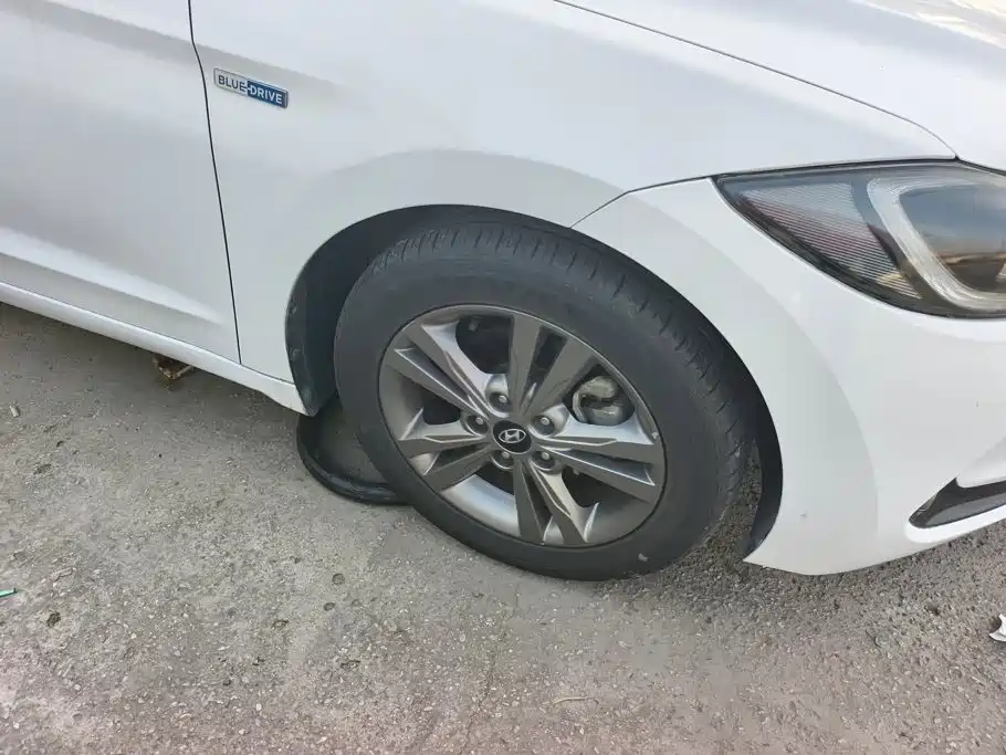Hyundai Elantra — миниатюра 6