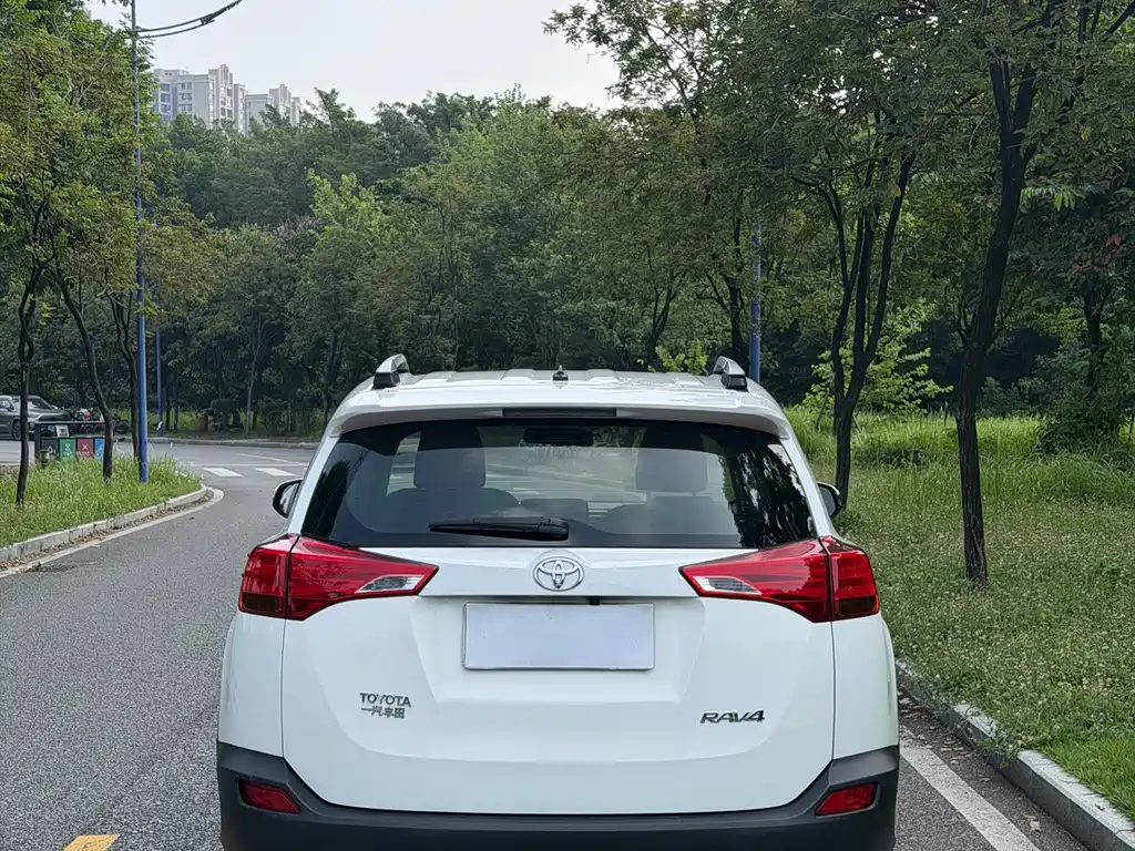 Toyota RAV4 — миниатюра 5