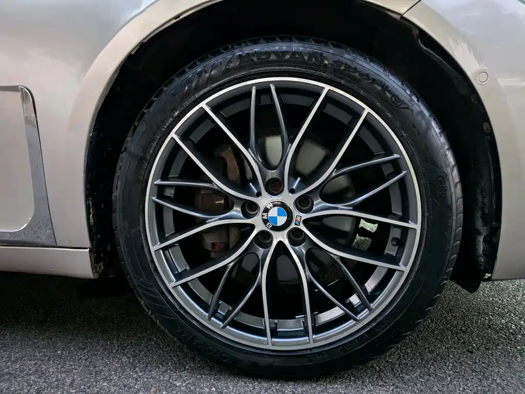 BMW 7 Series — миниатюра 11