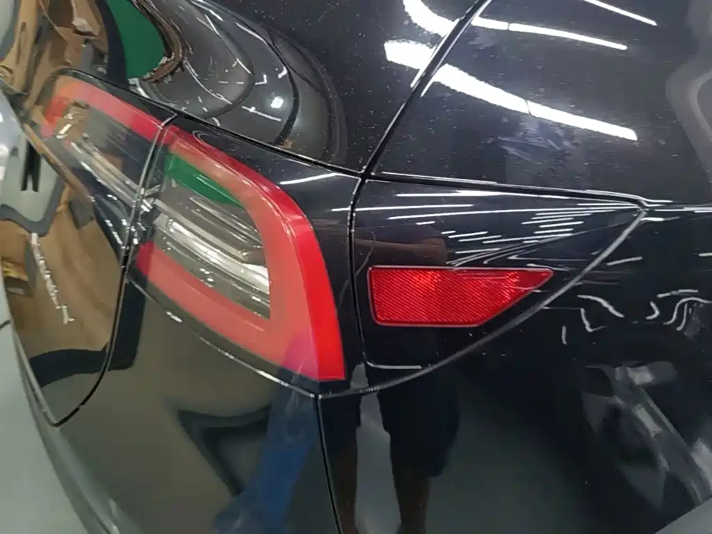 Tesla Model Y — миниатюра 8