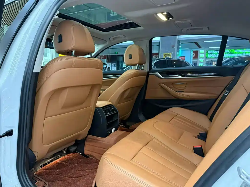 BMW 5 Series — миниатюра 8