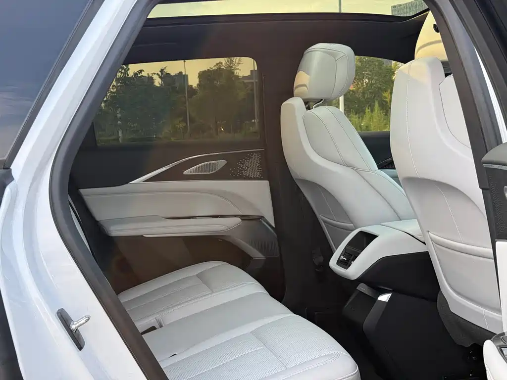 Cadillac Lyriq — миниатюра 9