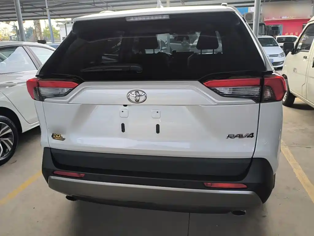 Toyota RAV4 — миниатюра 6