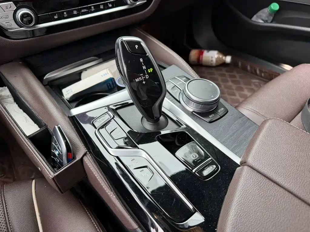 BMW 5 Series New Energy — миниатюра 9