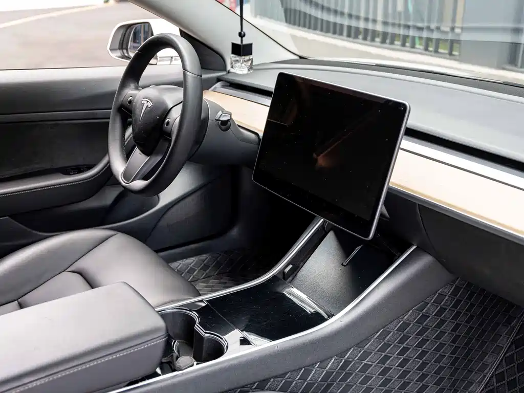 Tesla Model 3 — миниатюра 8