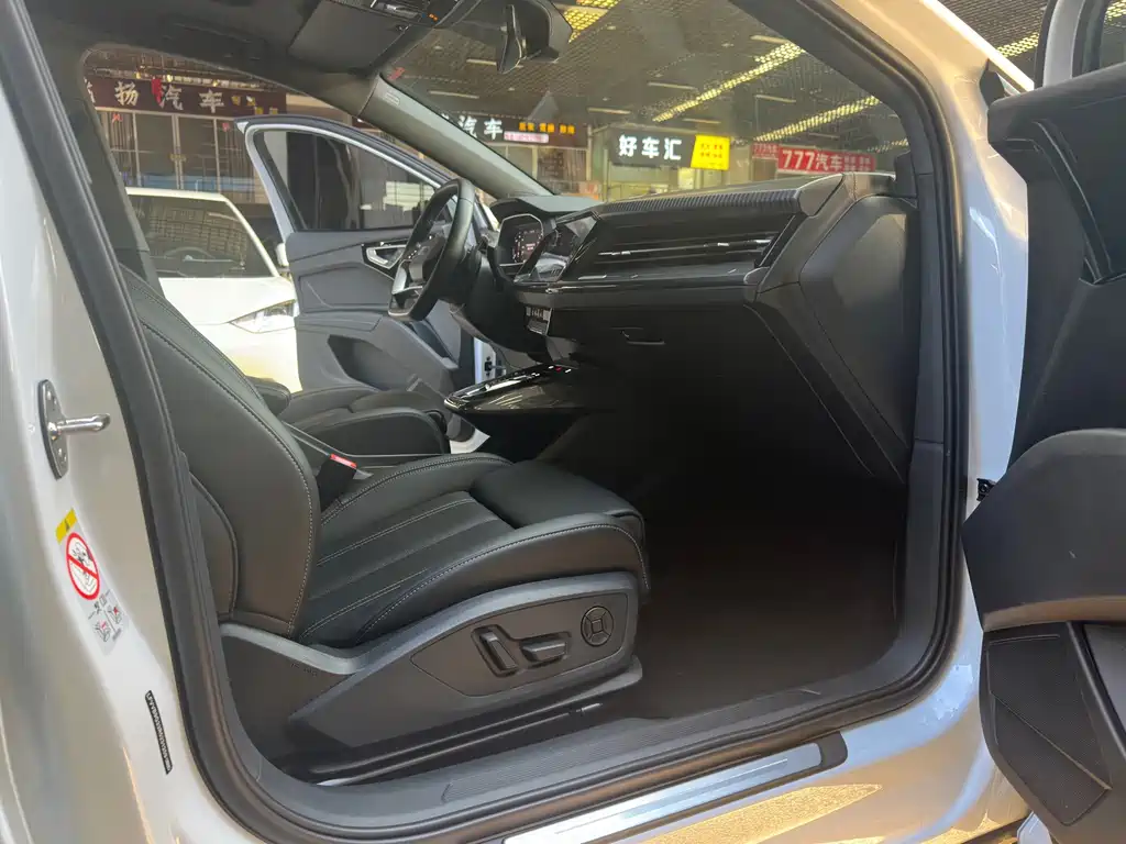 Audi Q4 e-tron — миниатюра 12