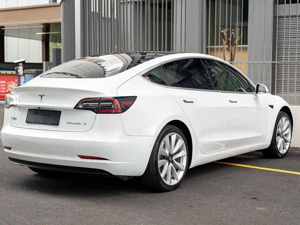 Tesla Model 3 — миниатюра 11