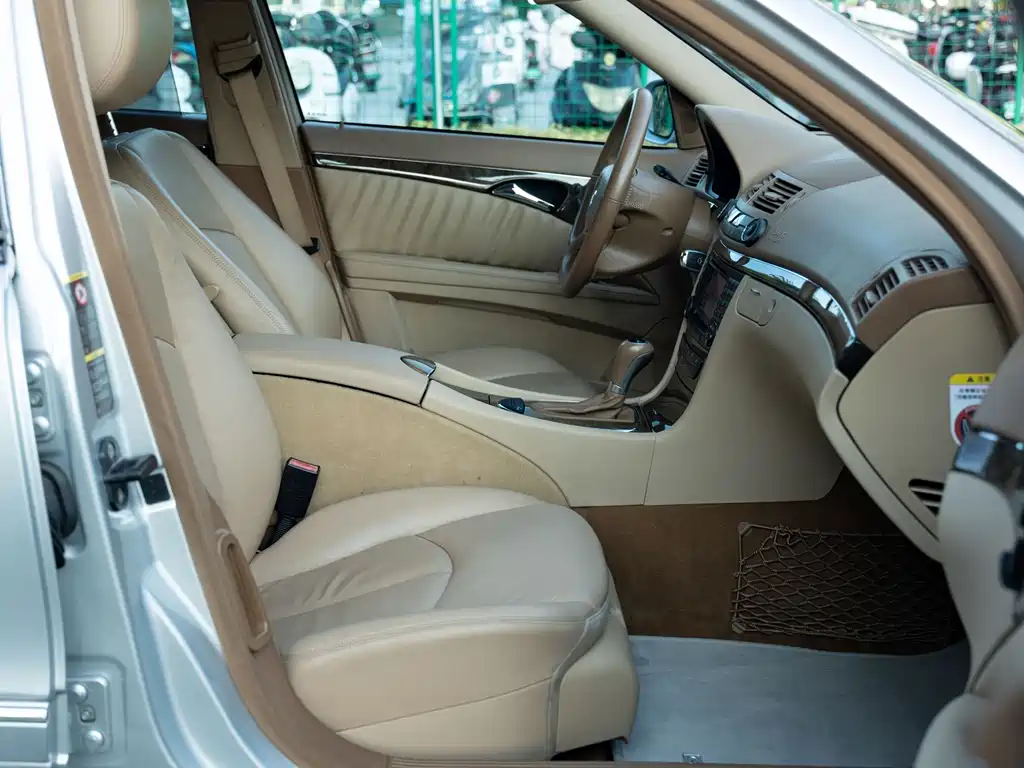 Mercedes-Benz E-Class — миниатюра 16