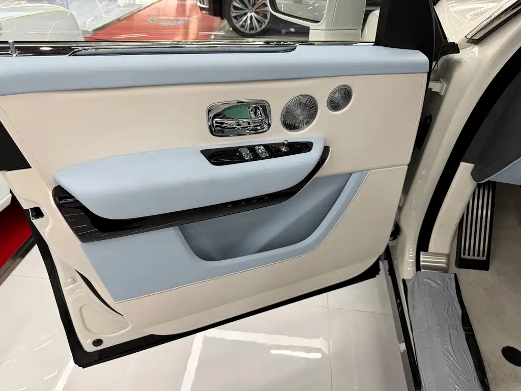Rolls-Royce Cullinan — миниатюра 13