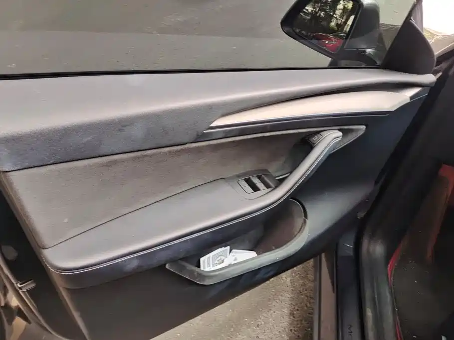 Tesla Model Y — миниатюра 7