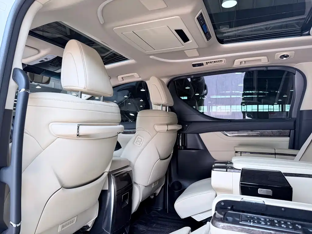 Toyota Alphard — миниатюра 14