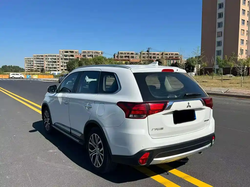 Mitsubishi Outlander — миниатюра 7